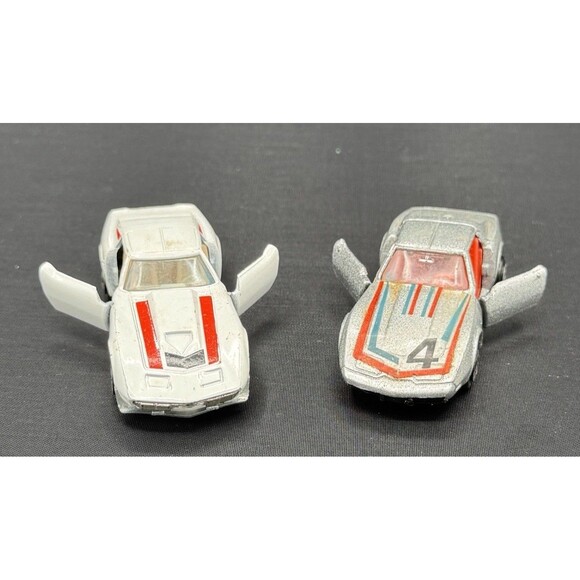Vintage YatMing 1/64 Diecast Lot of 2 Corvettes – Silver #4 & White Stingray - Picture 1 of 12